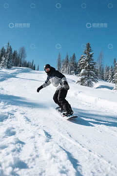 滑雪者在雪地里快乐地滑行
