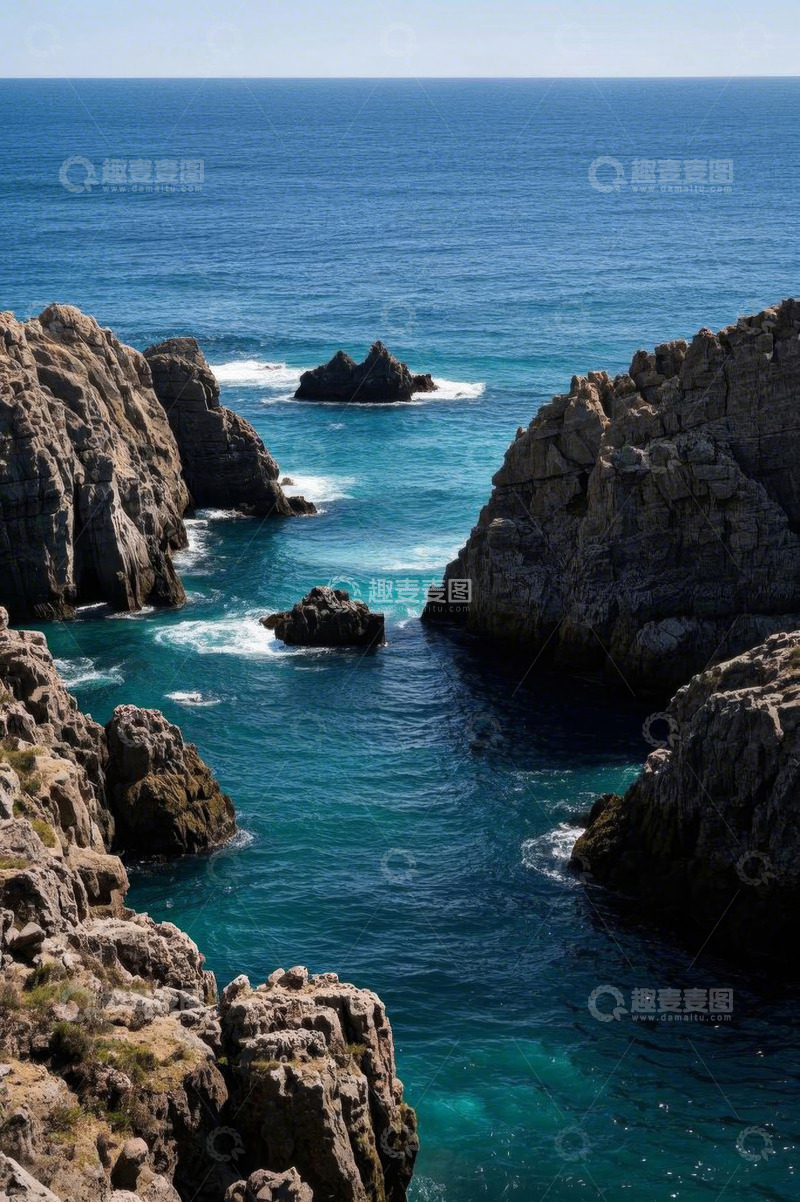 高清大图下载【趣麦麦图】海岸边嶙峋岩石与蓝色海洋