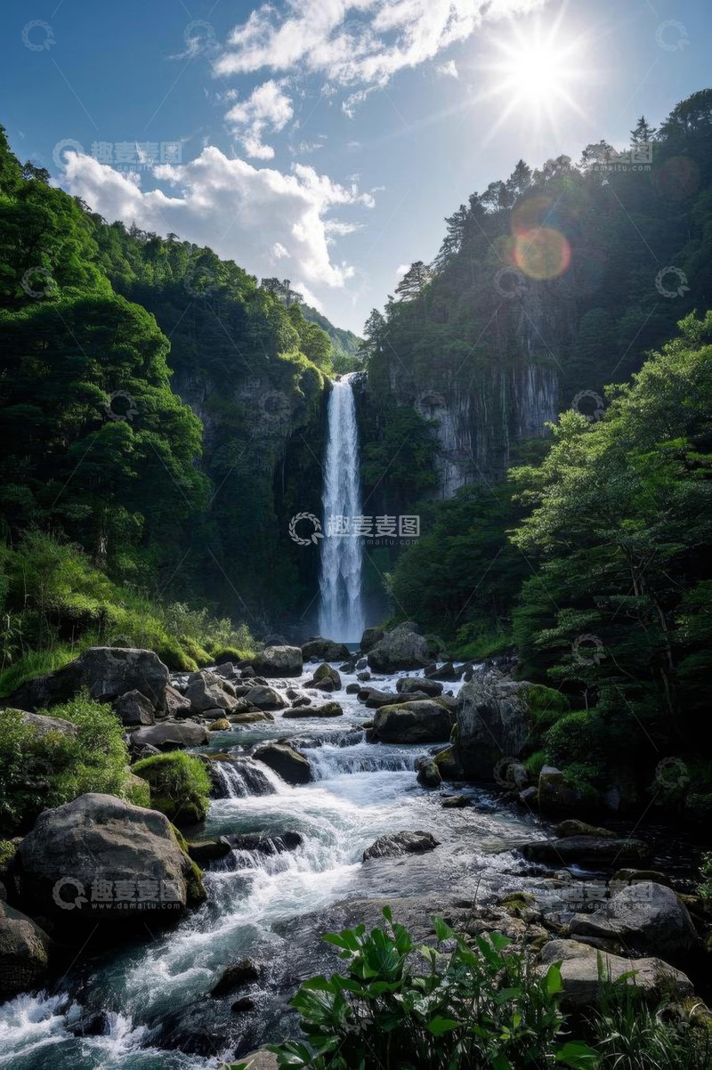 高清大图下载【趣麦麦图】阳光照耀下的森林瀑布景观