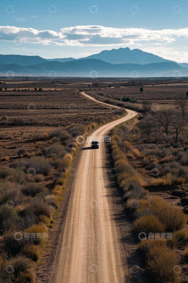 高清大图下载【趣麦麦图】旷野中行驶的车辆