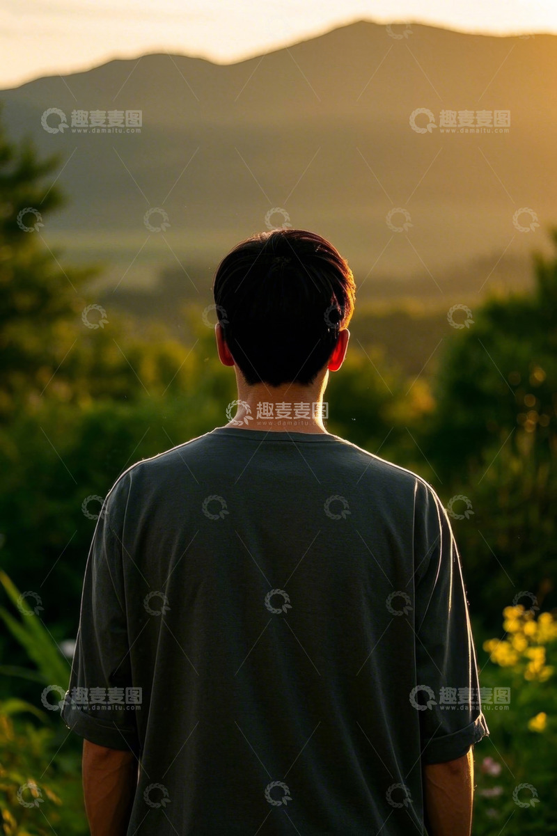 高清大图下载【趣麦麦图】夕阳下眺望远山的男子背影