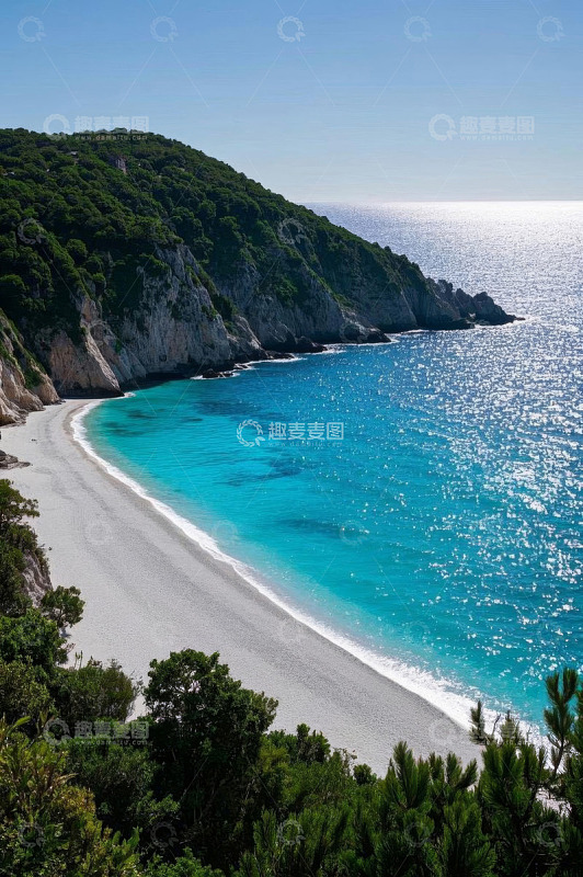 蓝绿色海水与白色沙滩风景