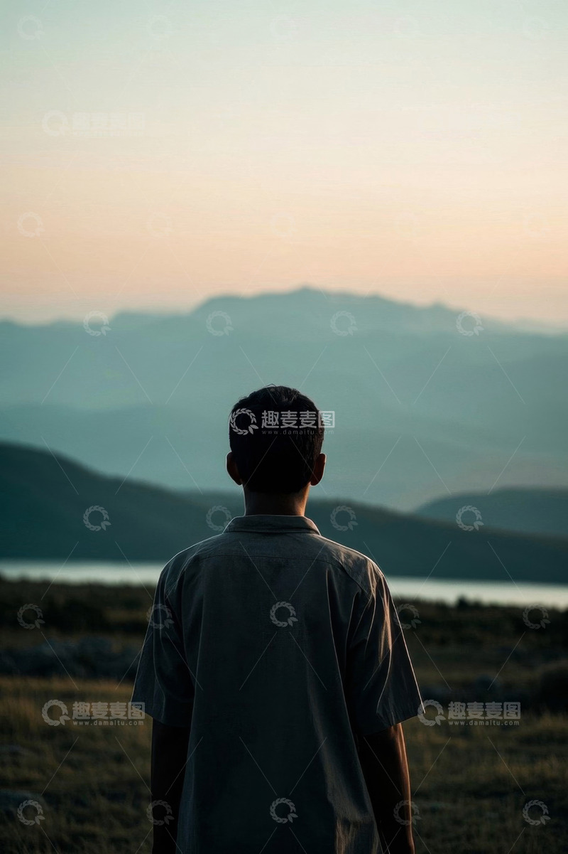 高清大图下载【趣麦麦图】夕阳下眺望远方的男子