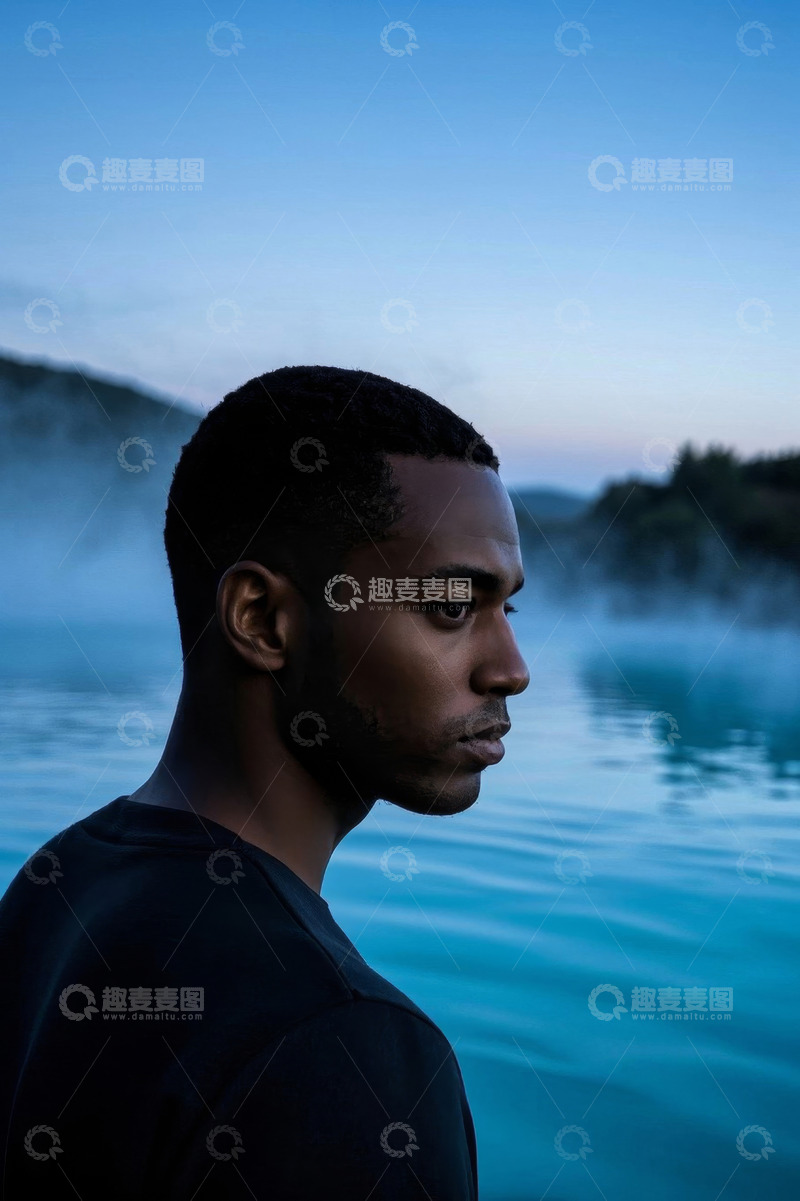 高清大图下载【趣麦麦图】忧郁青年湖边凝望远方