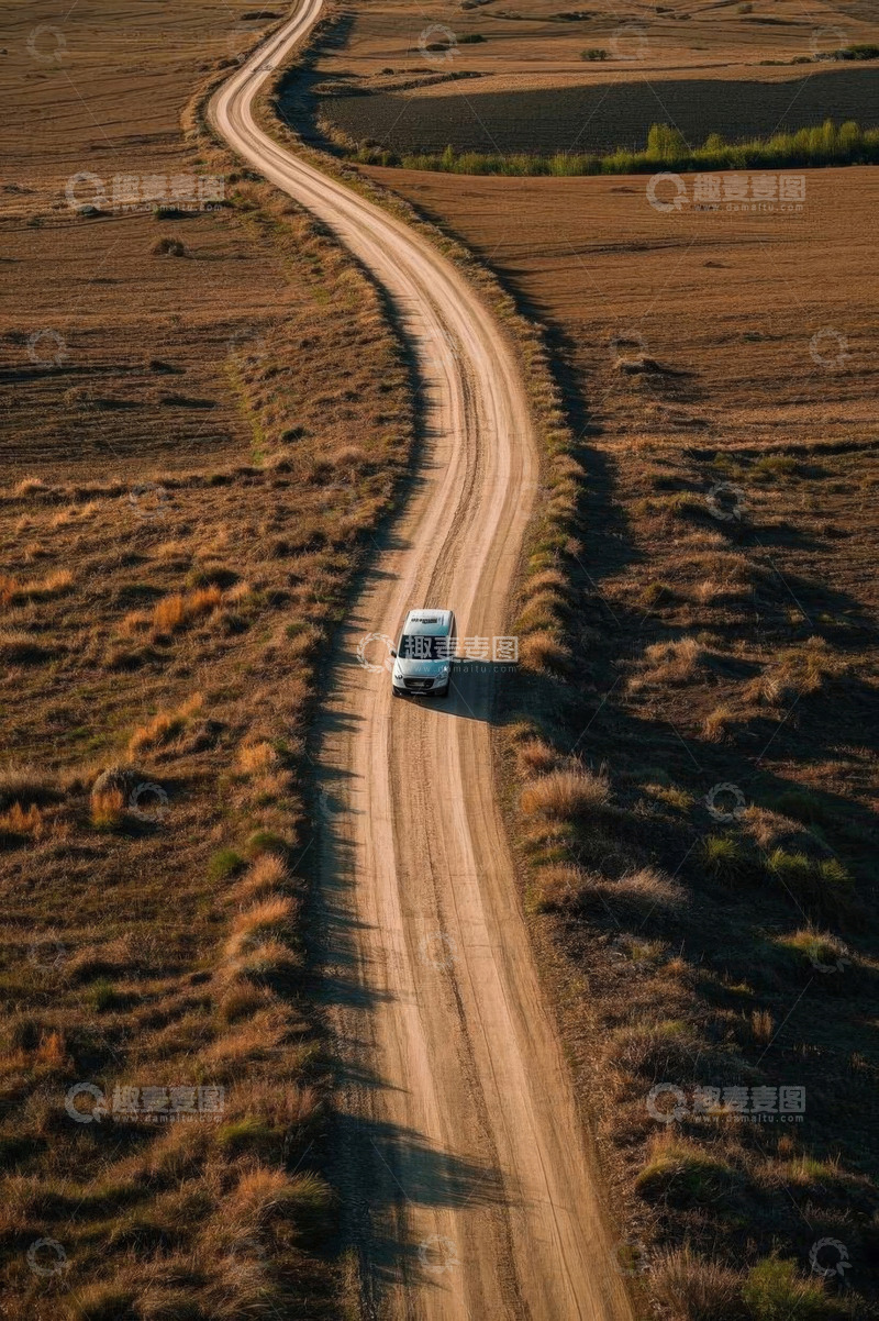 高清大图下载【趣麦麦图】田野间公路上行驶的汽车