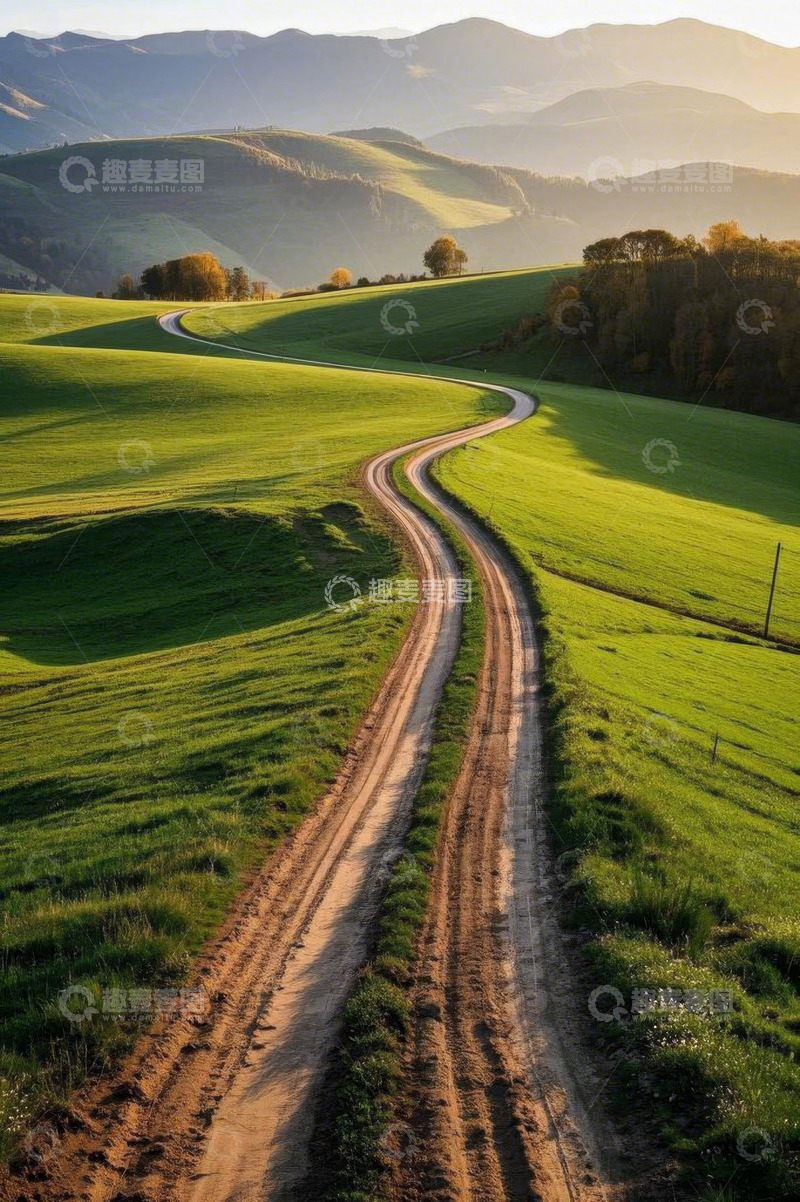 高清大图下载【趣麦麦图】绿色原野中的蜿蜒乡间小路
