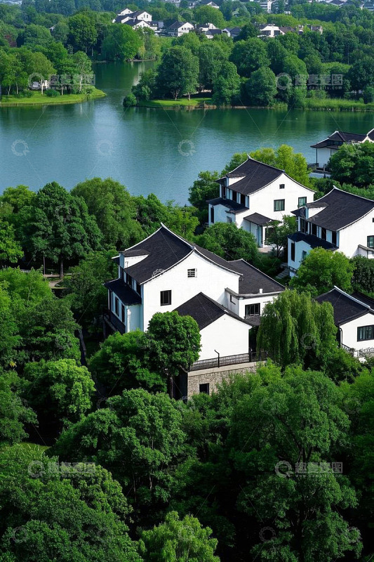 湖畔中式建筑与周边自然景观