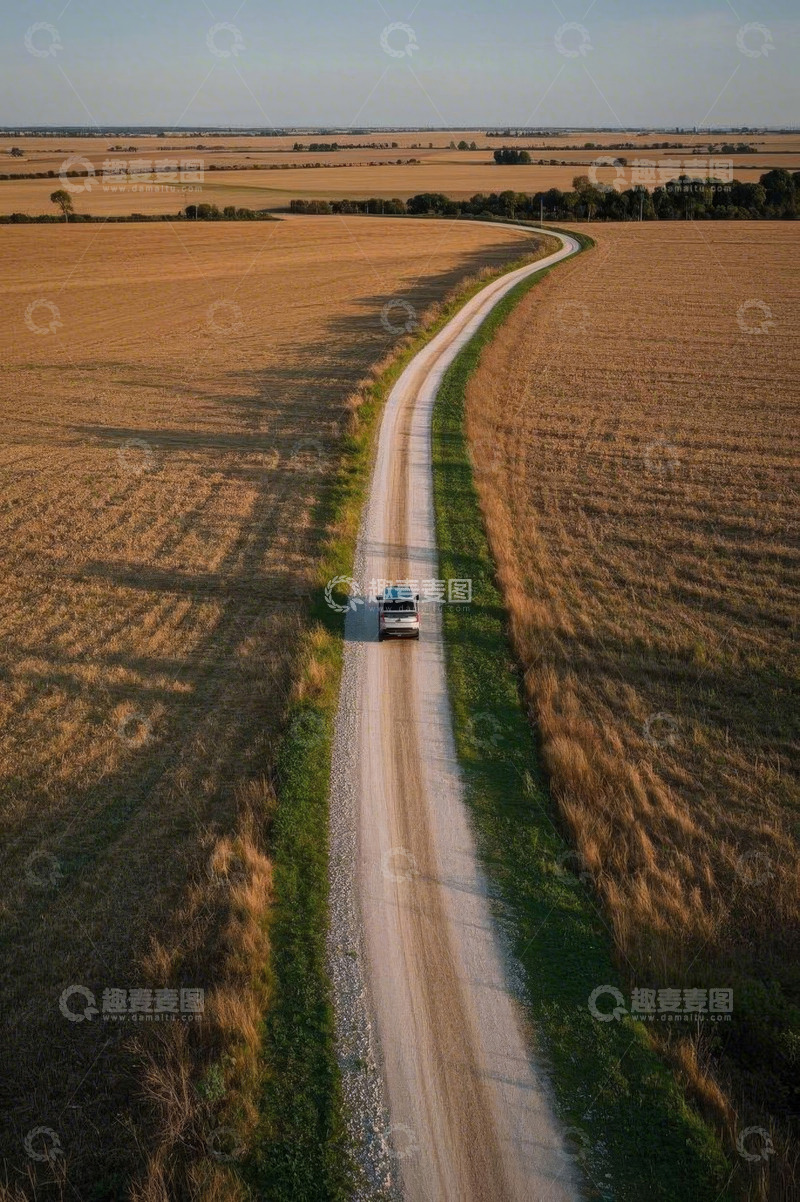 高清大图下载【趣麦麦图】田野中道路上行驶的车辆