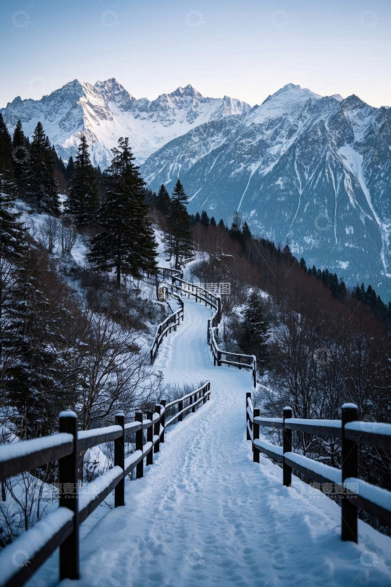 高清大图下载【趣麦麦图】雪山下的林间雪中小径
