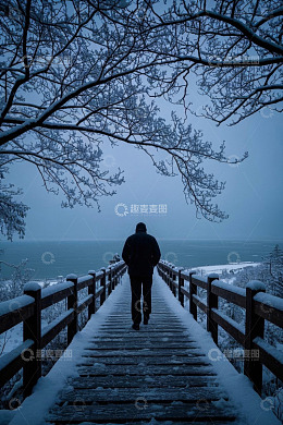 雪地木栈道上行走的男子