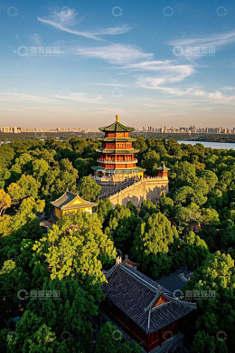 古楼阁被葱郁树林环绕景观