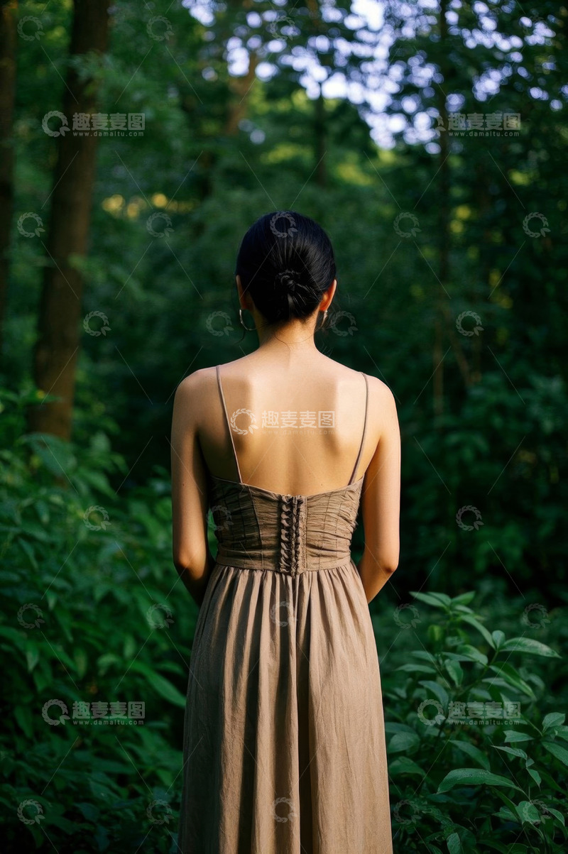 高清大图下载【趣麦麦图】森林中穿着长裙的女子背影