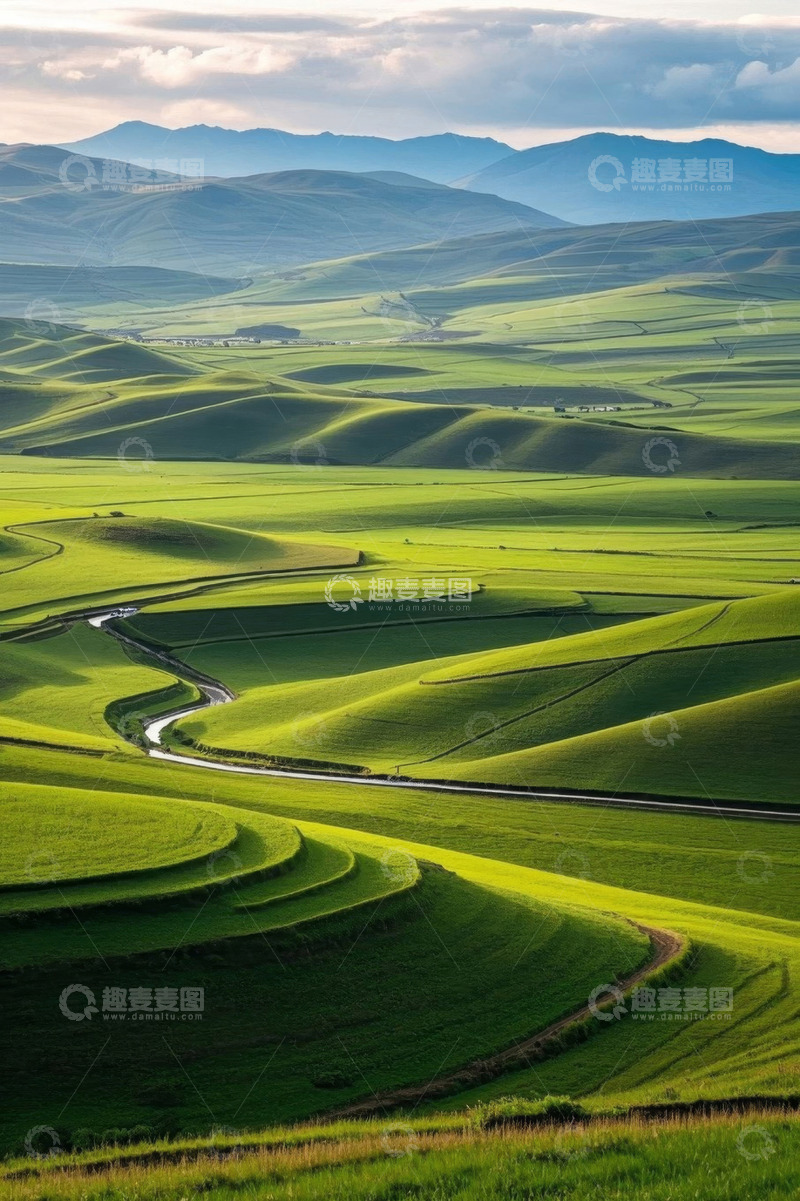 高清大图下载【趣麦麦图】绿色田野山丘与蜿蜒小路景观