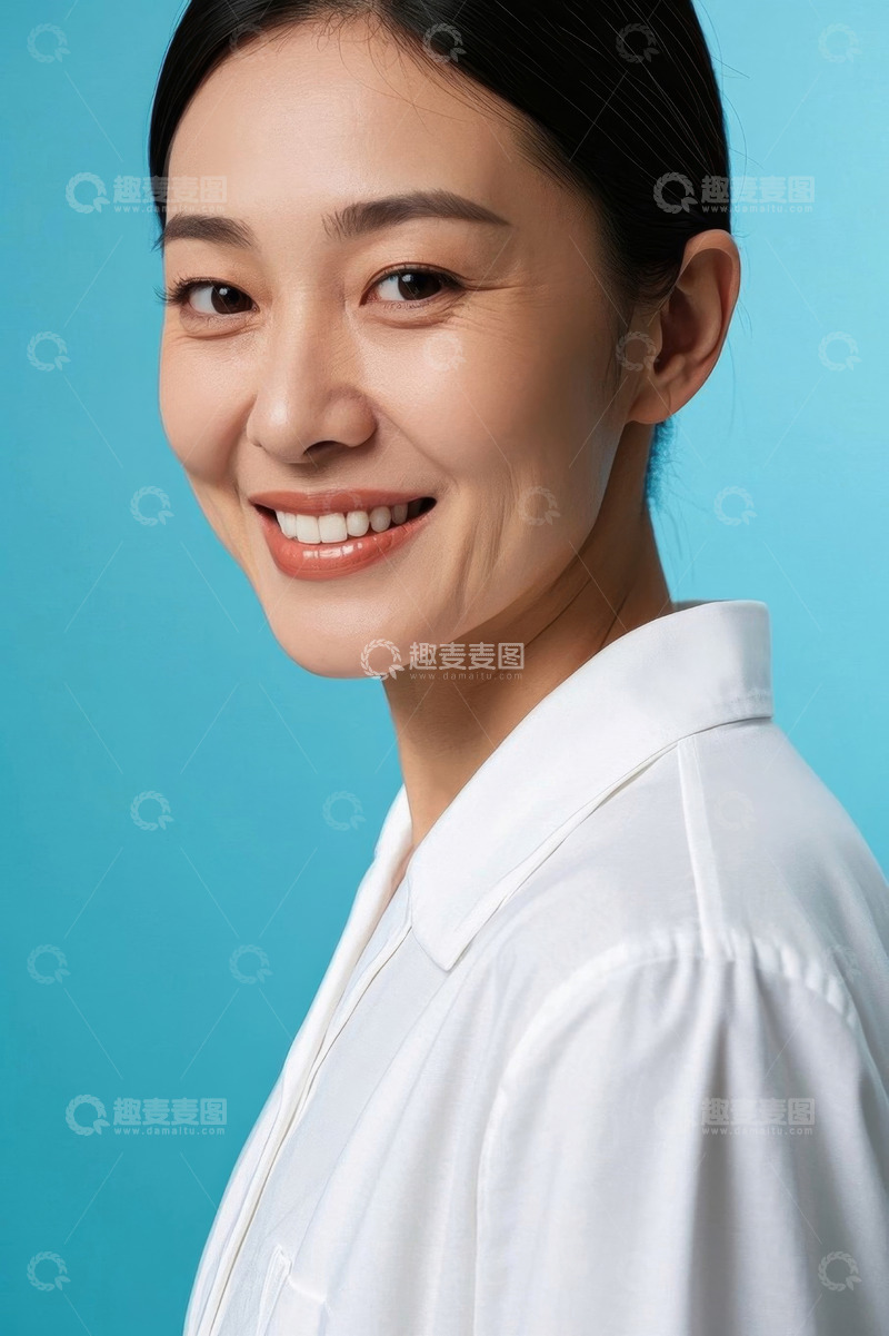 高清大图下载【趣麦麦图】年轻女子浅笑侧颜照蓝色背景