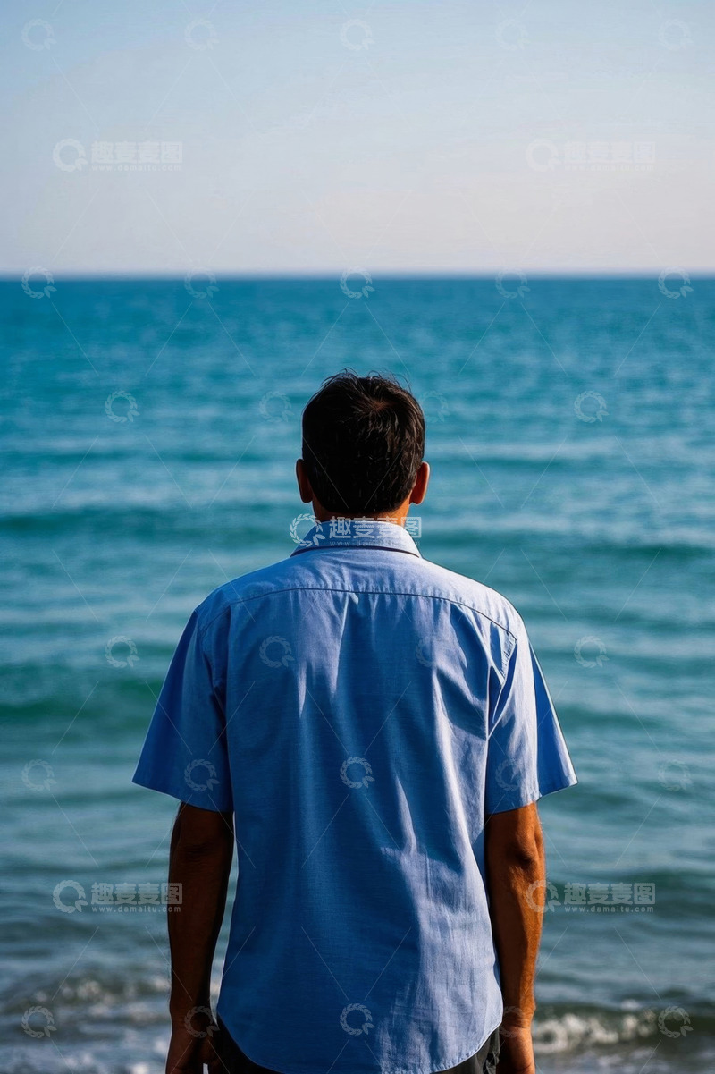 高清大图下载【趣麦麦图】男子海边眺望远方风景