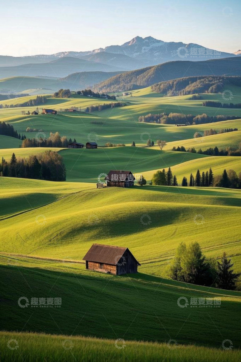 高清大图下载【趣麦麦图】山丘上的木屋与绿色田园风光