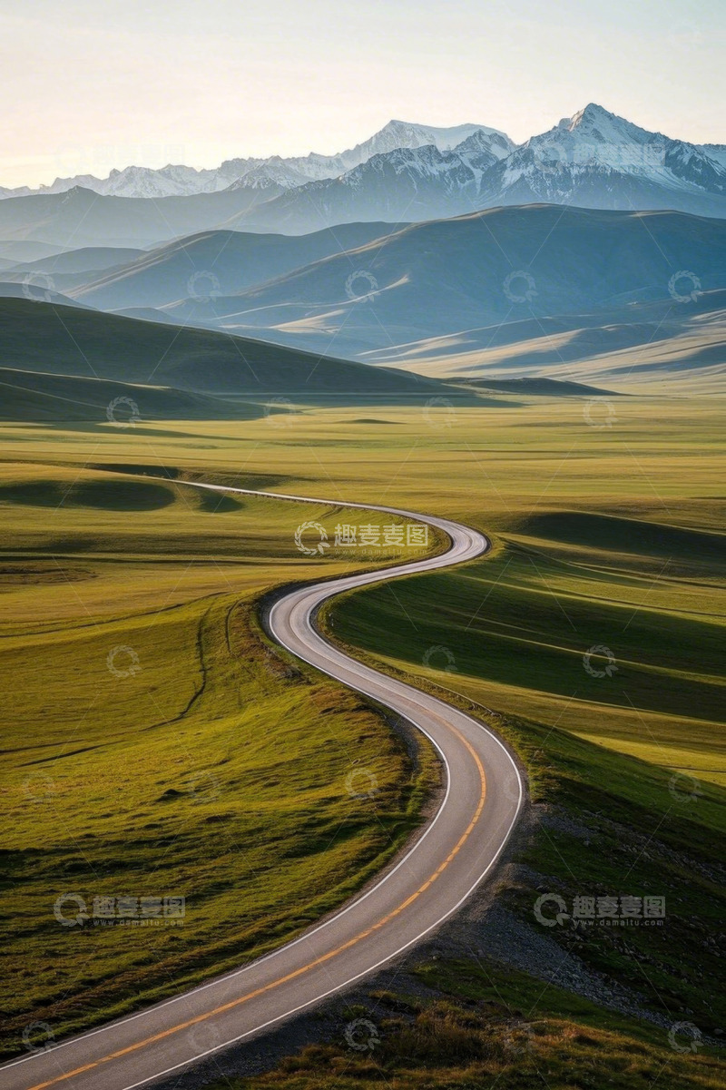 高清大图下载【趣麦麦图】草原蜿蜒公路与远处雪山景观