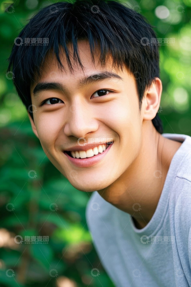 高清大图下载【趣麦麦图】阳光下笑容灿烂的年轻亚洲男子