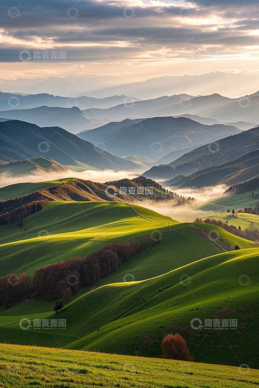 山峦起伏的绿色自然风光