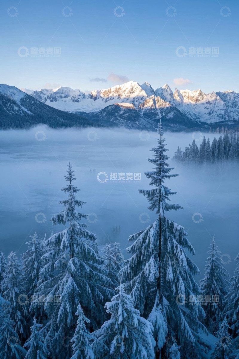高清大图下载【趣麦麦图】雪覆山林与远处雪山风景