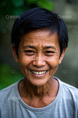 一位微笑的亚洲老年男子肖像