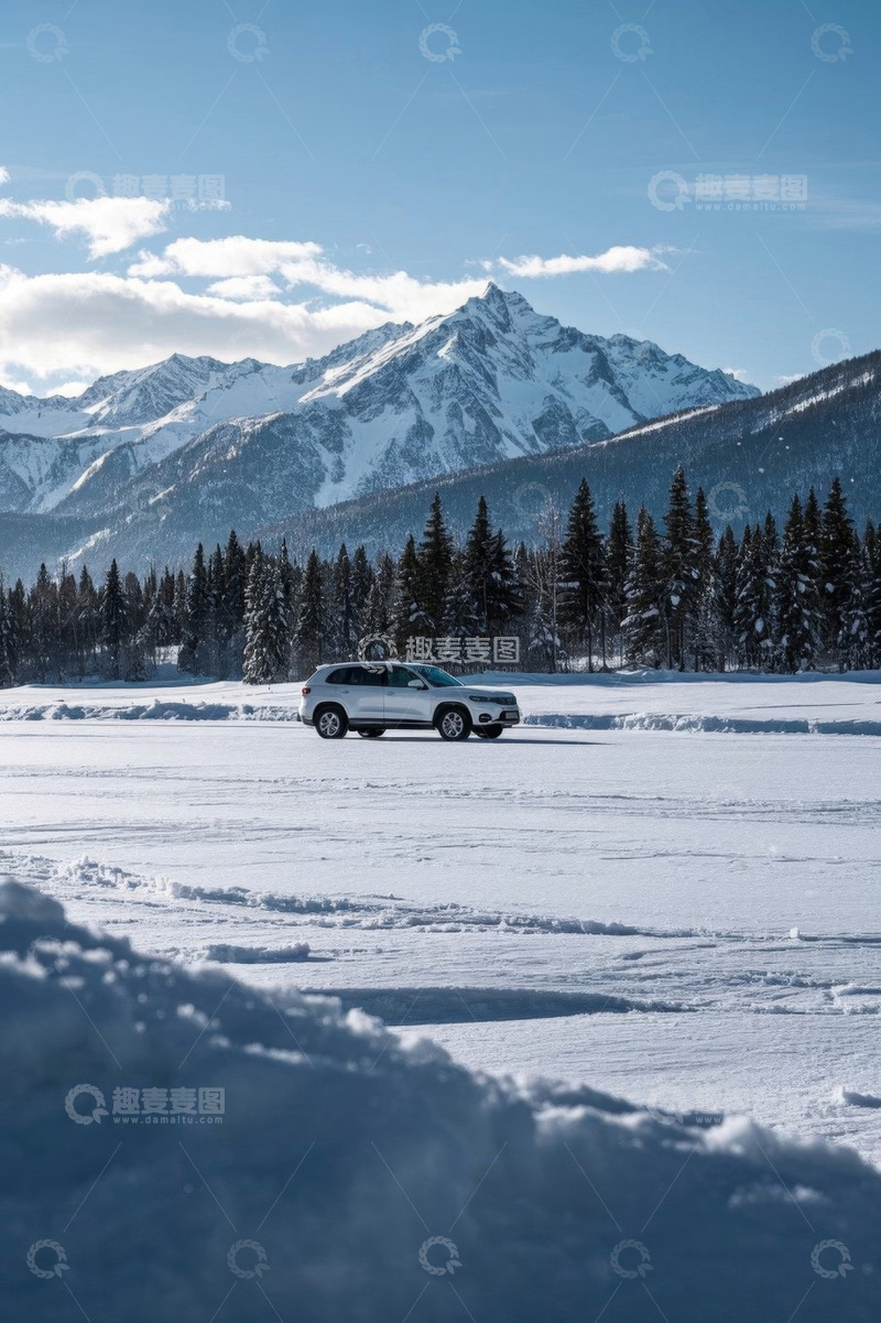 高清大图下载【趣麦麦图】雪地中行驶的SUV与雪山风景