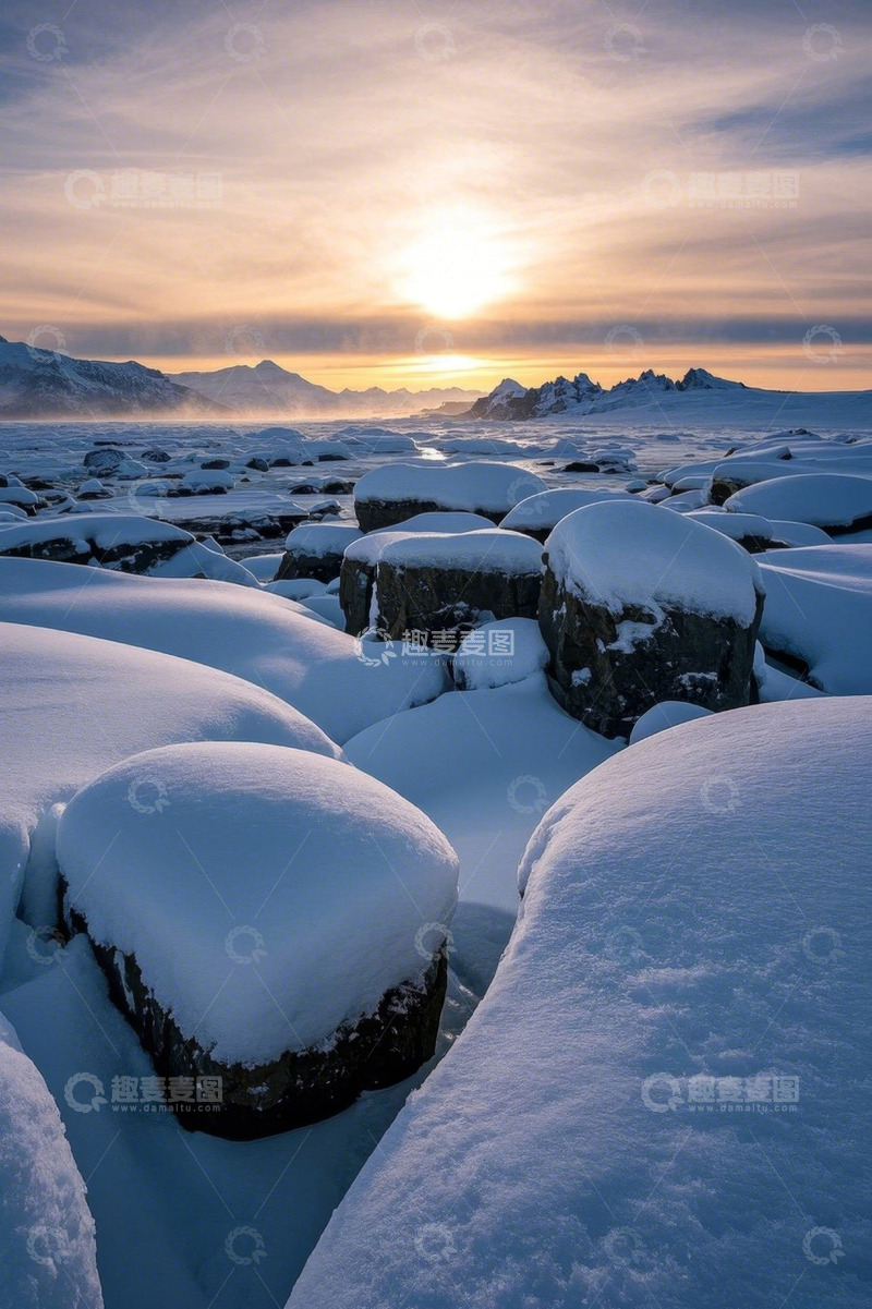 高清大图下载【趣麦麦图】雪覆岩石的自然风光