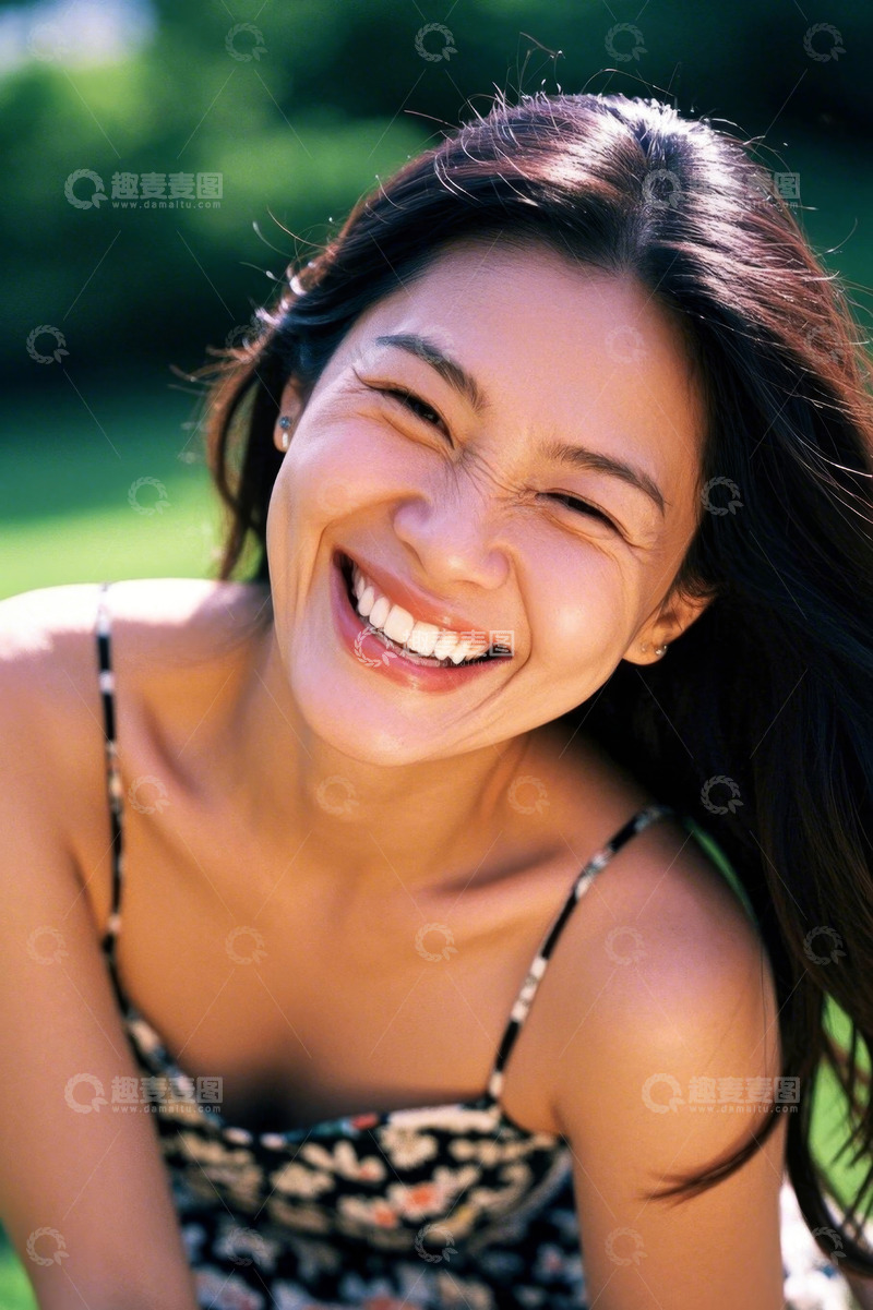 高清大图下载【趣麦麦图】阳光下快乐微笑的年轻女子