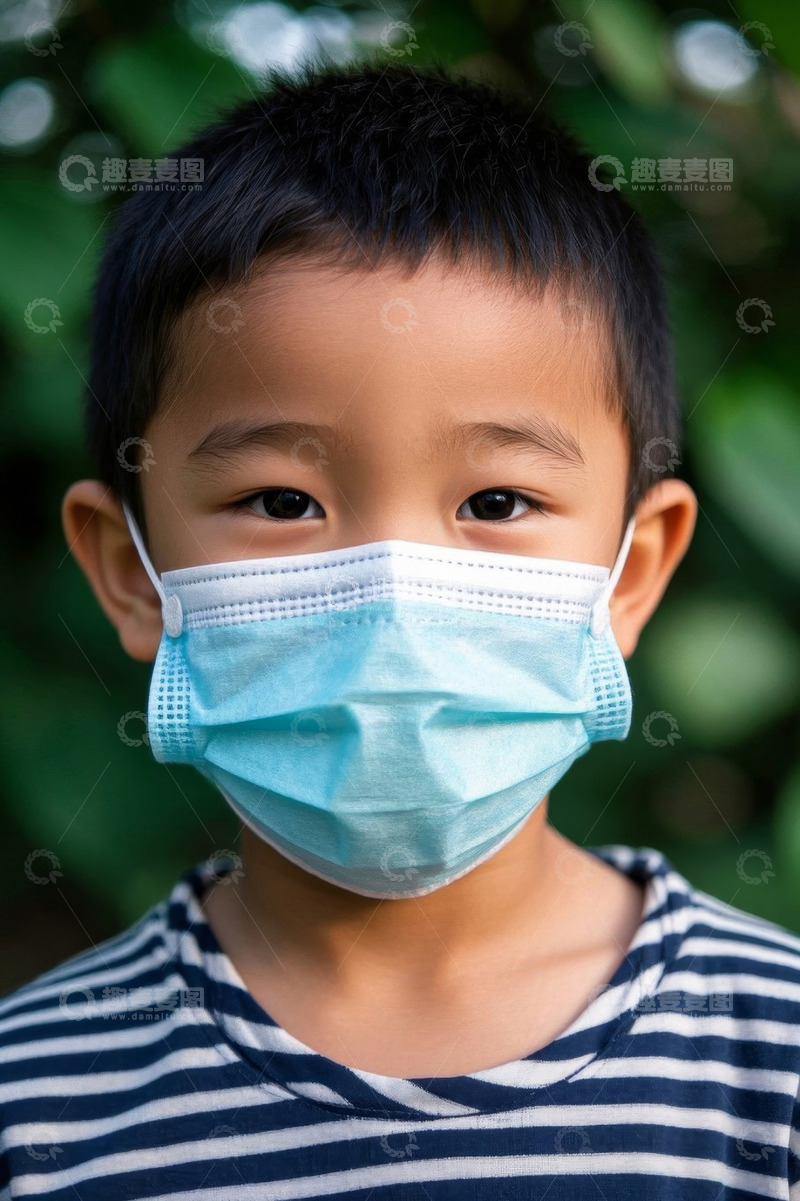 高清大图下载【趣麦麦图】戴口罩的小男孩户外肖像