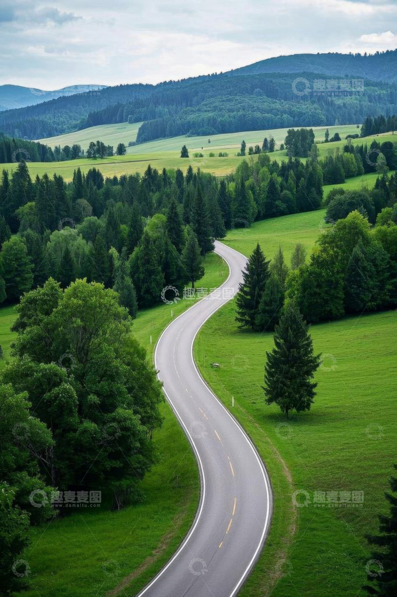 高清大图下载【趣麦麦图】蜿蜒道路穿行绿色山林景观