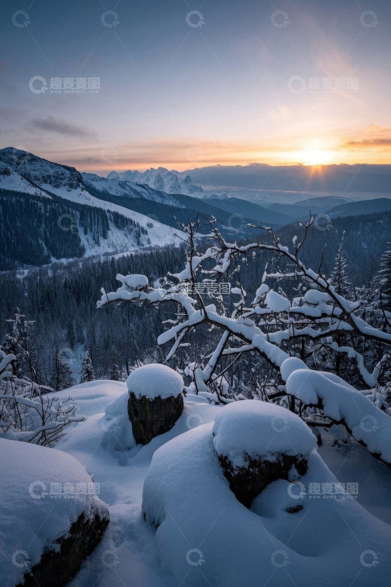高清大图下载【趣麦麦图】雪中山林日出全景