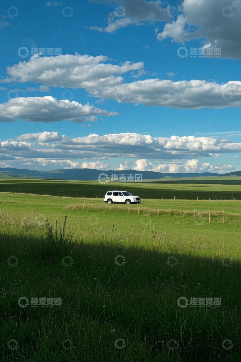 高清大图下载【趣麦麦图】草原上的白色SUV汽车