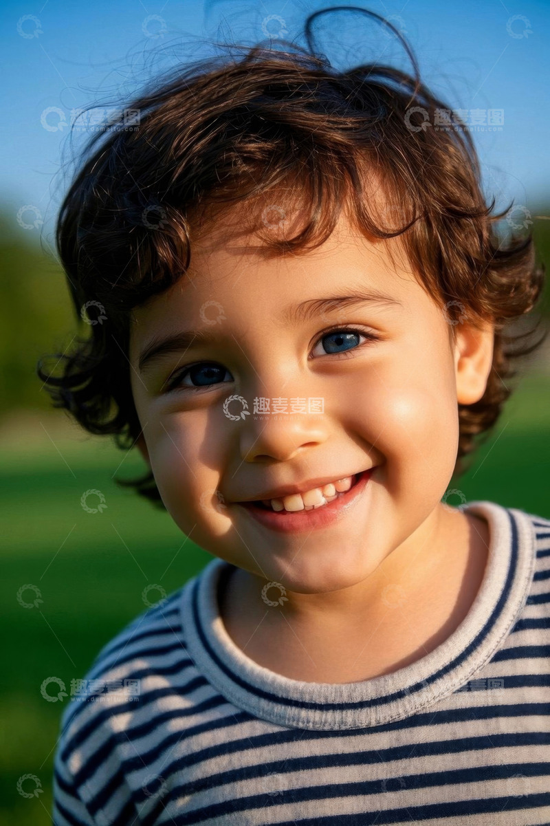 高清大图下载【趣麦麦图】阳光下快乐微笑的可爱宝宝