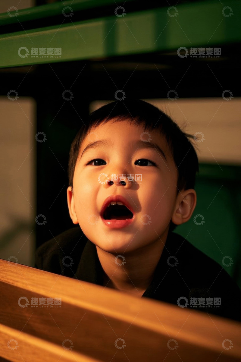 高清大图下载【趣麦麦图】阳光照射下的小男孩张大嘴巴