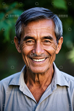 一位慈祥快乐的老年男子肖像