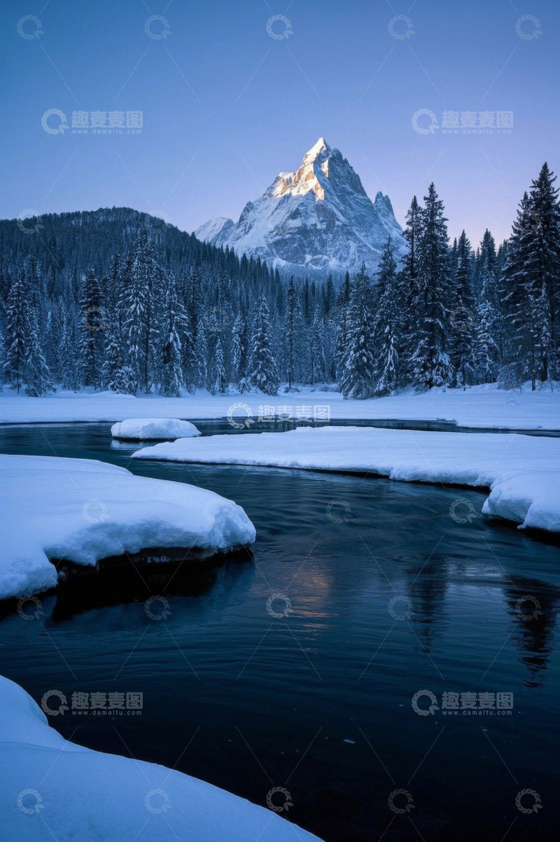 高清大图下载【趣麦麦图】雪覆山林旁的河流与远山