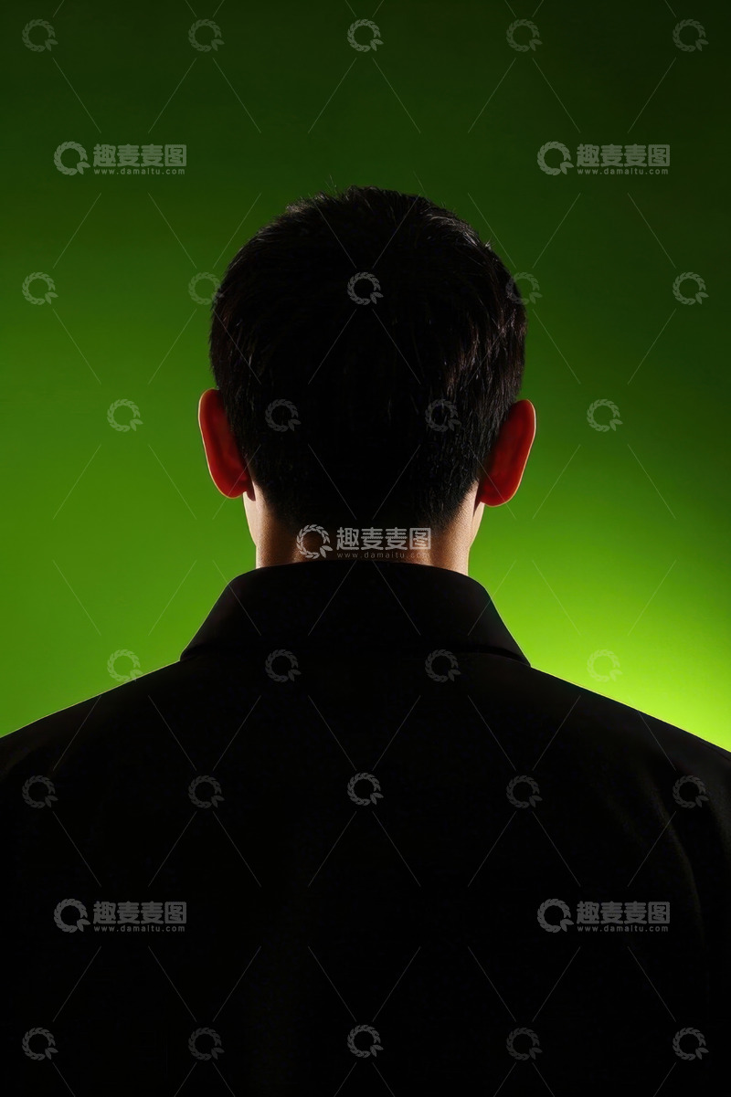 高清大图下载【趣麦麦图】黑衣男子背影绿色背景剪影
