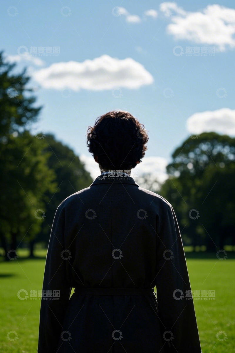 高清大图下载【趣麦麦图】公园里眺望远方的背影