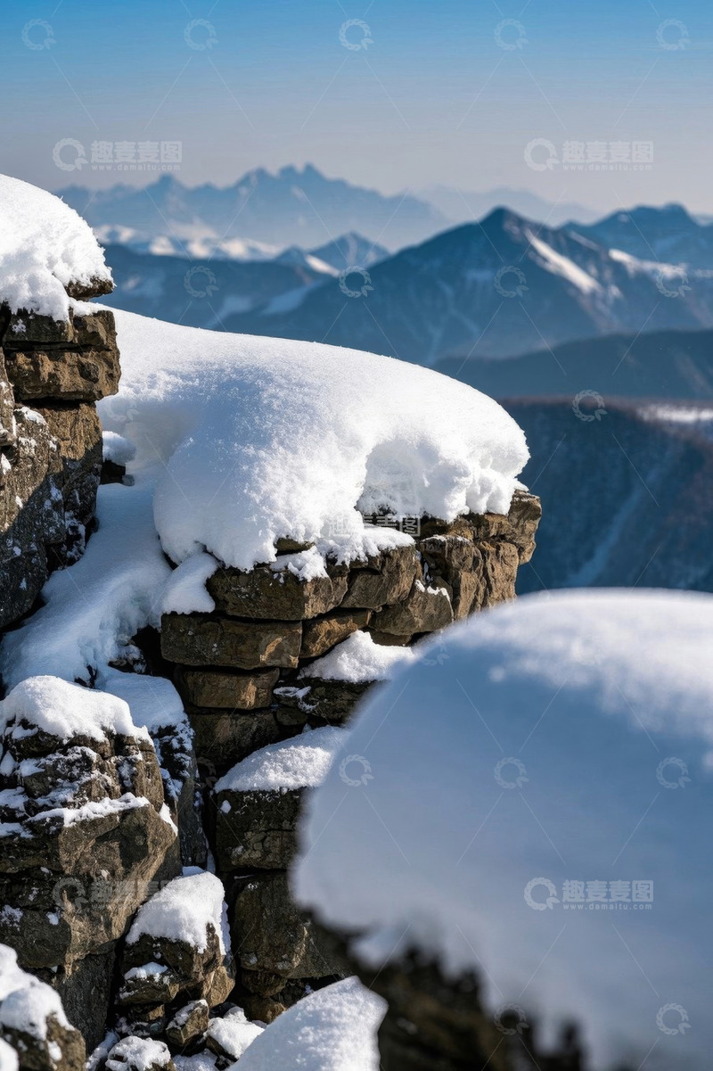 高清大图下载【趣麦麦图】雪山下积雪覆盖的石砌建筑