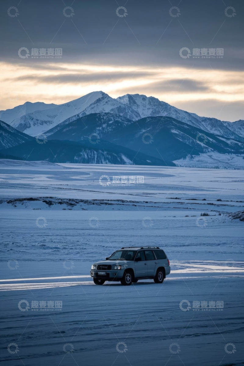 高清大图下载【趣麦麦图】雪地中行驶的SUV与雪山风景