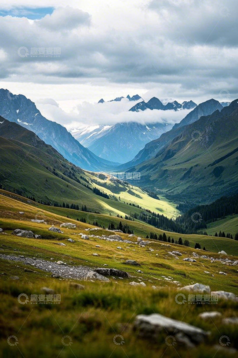 高清大图下载【趣麦麦图】山谷间云雾缭绕的自然风光