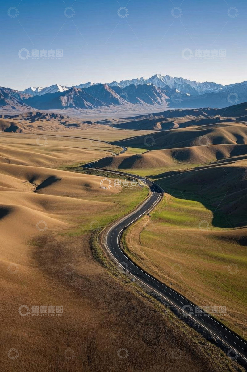 高清大图下载【趣麦麦图】蜿蜒公路旁的广袤山地与雪峰