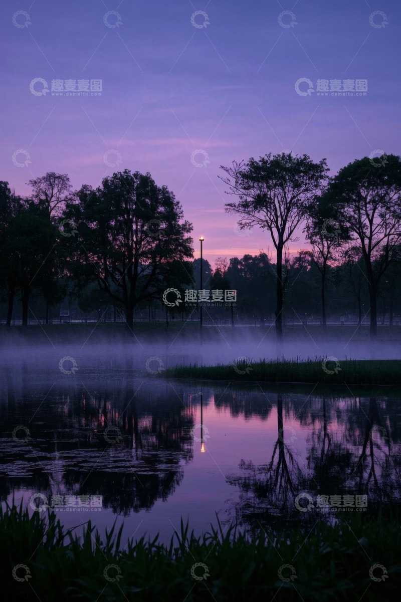 高清大图下载【趣麦麦图】湖畔清晨薄雾中的自然风光