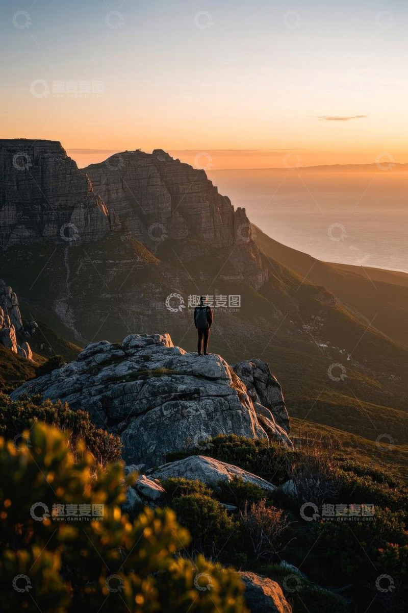 高清大图下载【趣麦麦图】开普敦山顶人物眺望海景画面