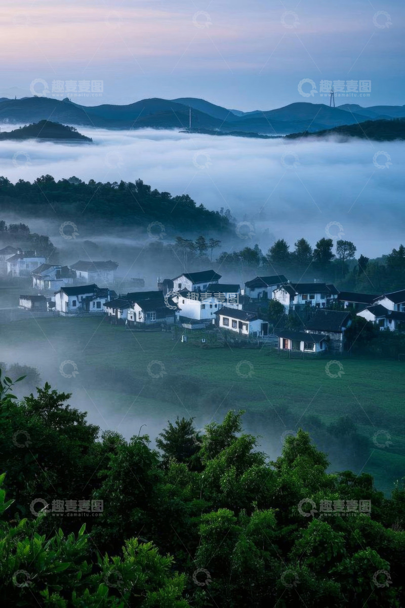 高清大图下载【趣麦麦图】山村晨雾环绕自然风光