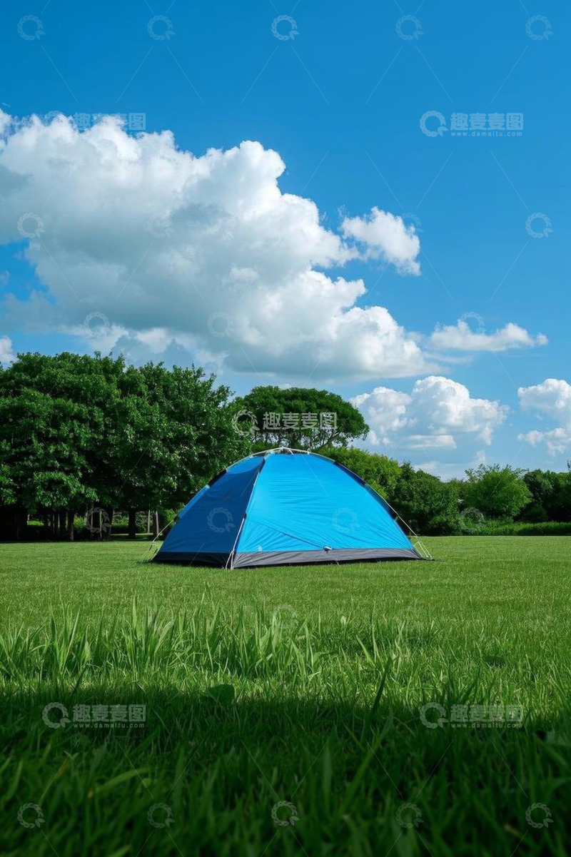 高清大图下载【趣麦麦图】草地上的蓝色户外露营帐篷