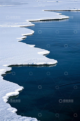 水面边缘冰块自然景象
