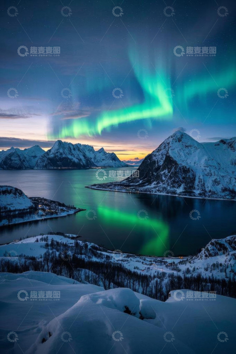 高清大图下载【趣麦麦图】挪威雪山湖泊上的极光景象