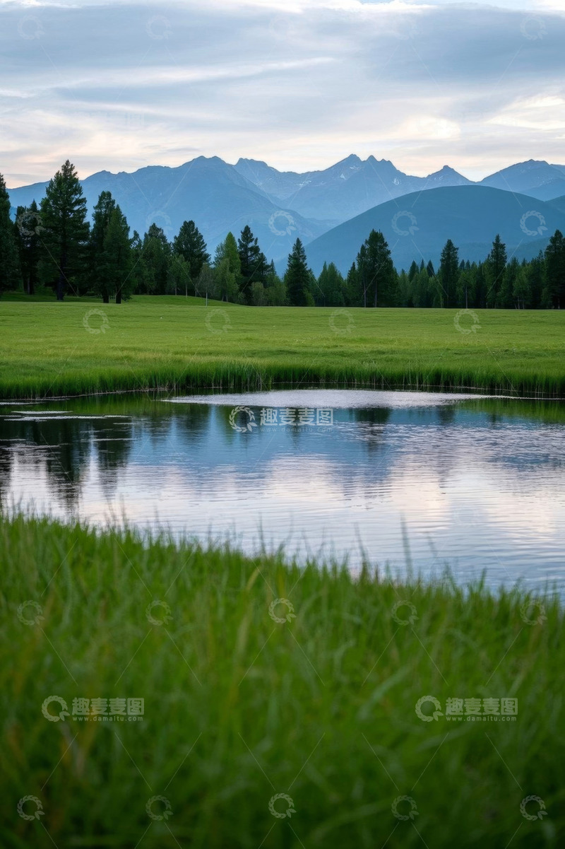 高清大图下载【趣麦麦图】草原湖泊与远处山脉风景