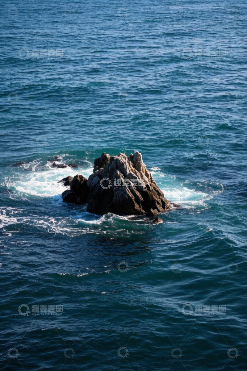 高清大图下载【趣麦麦图】海中孤立岩石与蓝色海水景象